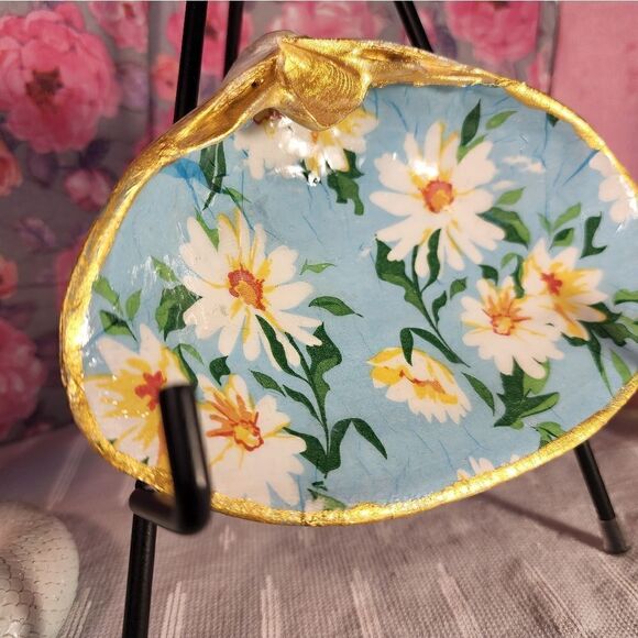 DECOUPAGE CLAM SHELL DECOUPAGE WHITE DAISY'S ON A CLAM SHELL TRINKET DISH - Picture 2 of 10